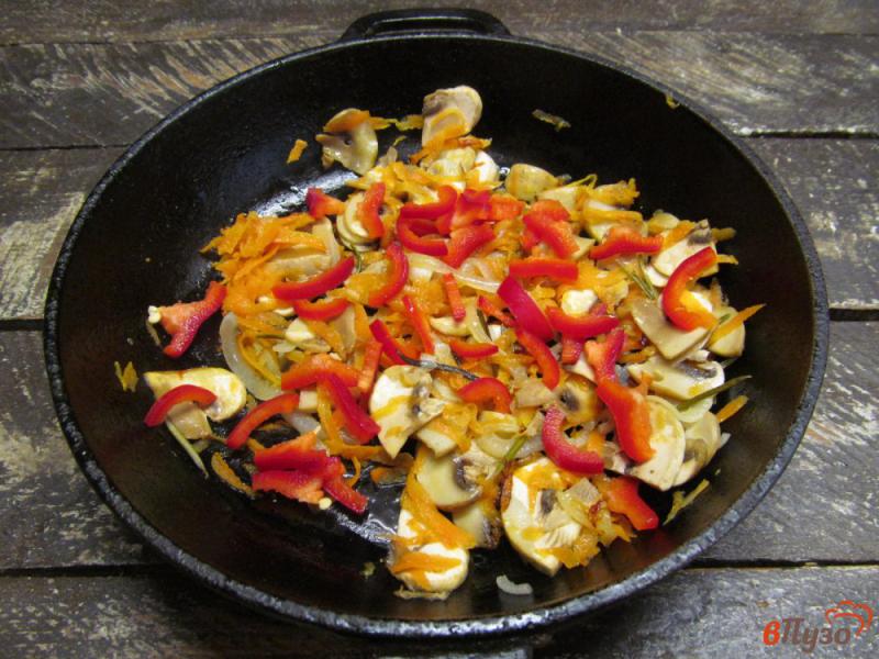 Фото приготовление рецепта: Салат с грибами и фасолью шаг №5