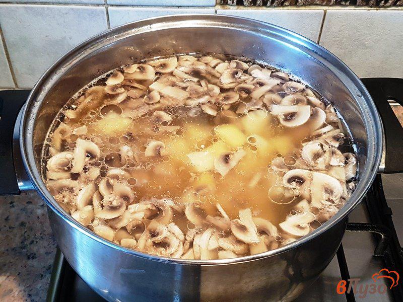 Фото приготовление рецепта: Зеленый борщ с грибами шаг №6