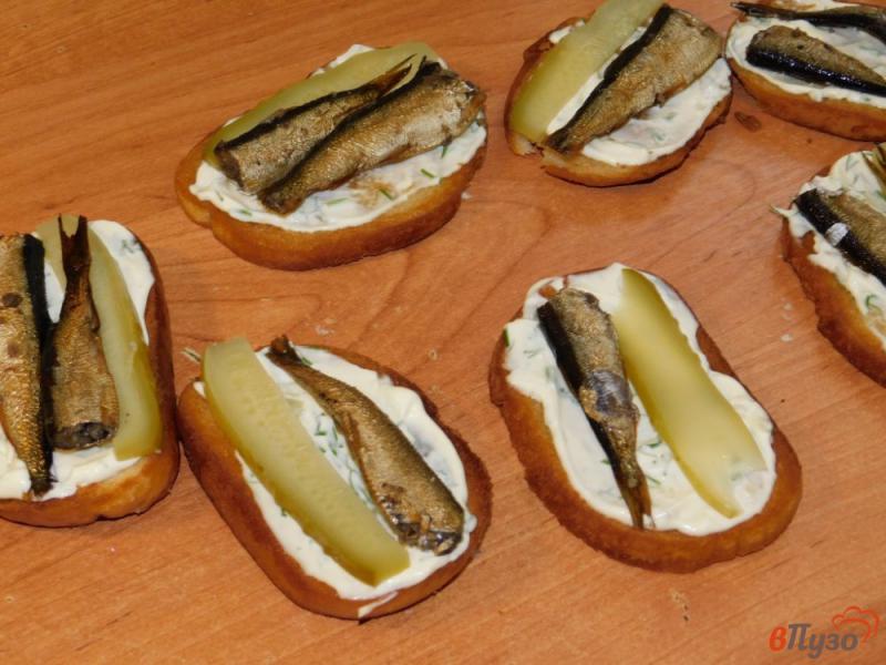 Фото приготовление рецепта: Бутерброды со шпротами и маринованными огурцами шаг №5