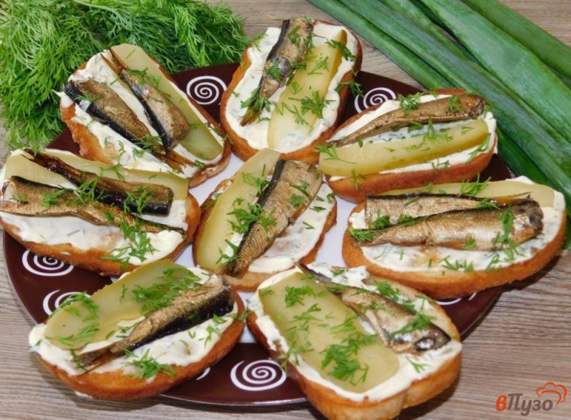 Фото приготовление рецепта: Бутерброды со шпротами и маринованными огурцами шаг №6