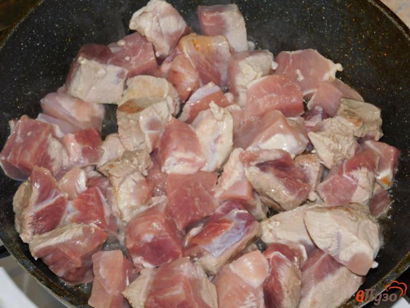 Фото приготовление рецепта: Свинина с луком и соевым соусом шаг №1