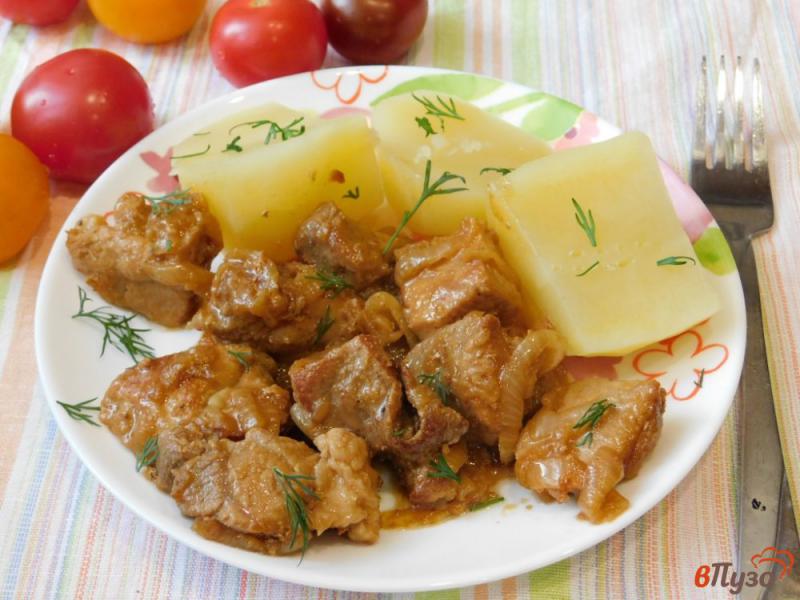 Фото приготовление рецепта: Свинина с луком и соевым соусом шаг №5