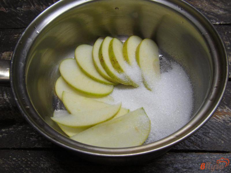 Фото приготовление рецепта: Яблочный напиток с базиликом и клюквой шаг №1