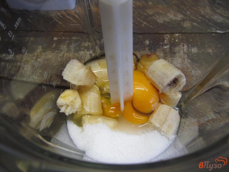 Фото приготовление рецепта: Банановый кекс на кефире шаг №2