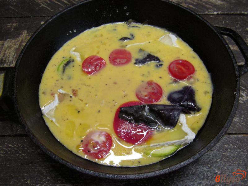 Фото приготовление рецепта: Фриттата с кабачком и помидором шаг №6