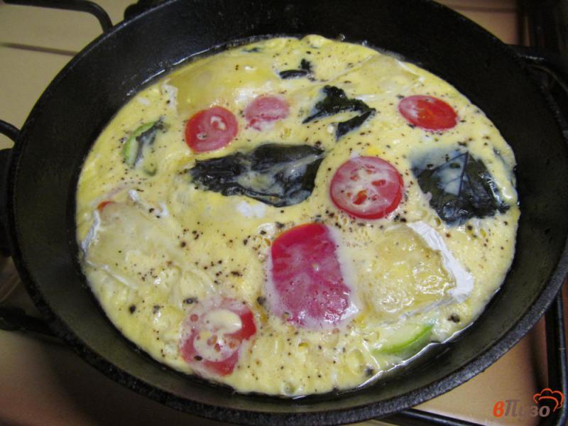 Фото приготовление рецепта: Фриттата с кабачком и помидором шаг №7