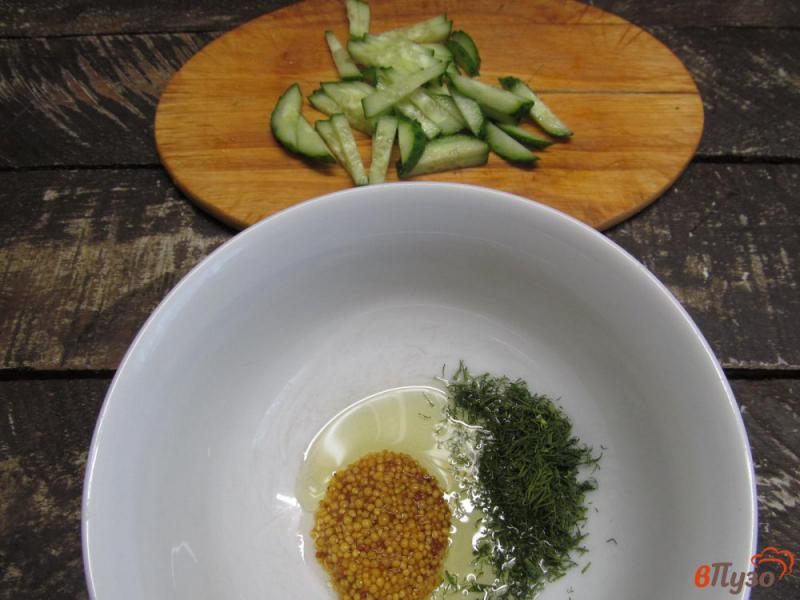 Фото приготовление рецепта: Огуречный салат с курицей и чипсами из лаваша шаг №3