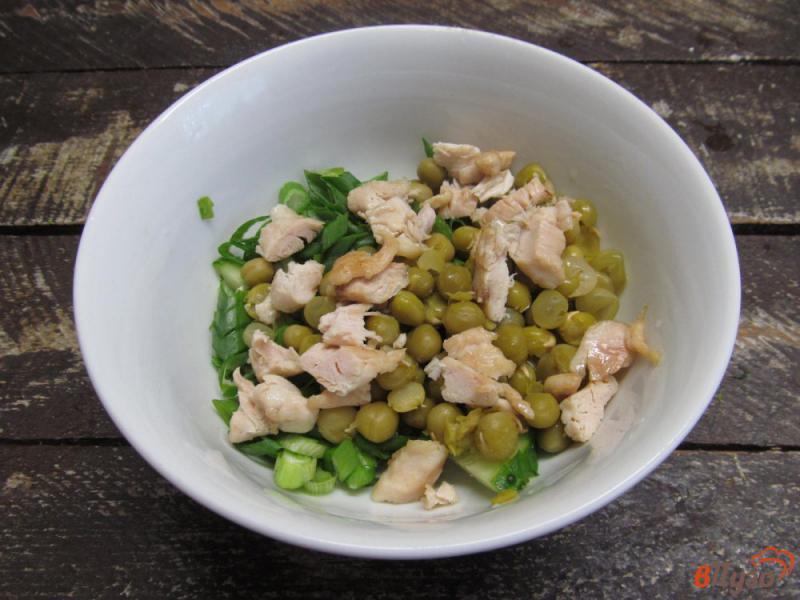 Фото приготовление рецепта: Огуречный салат с курицей и чипсами из лаваша шаг №6