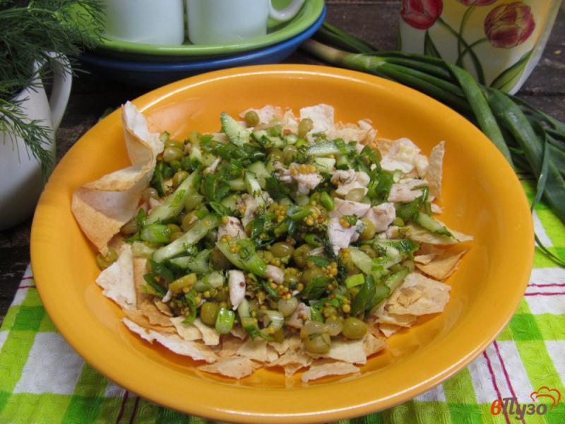 Фото приготовление рецепта: Огуречный салат с курицей и чипсами из лаваша шаг №7