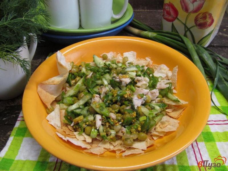 Фото приготовление рецепта: Огуречный салат с курицей и чипсами из лаваша шаг №8