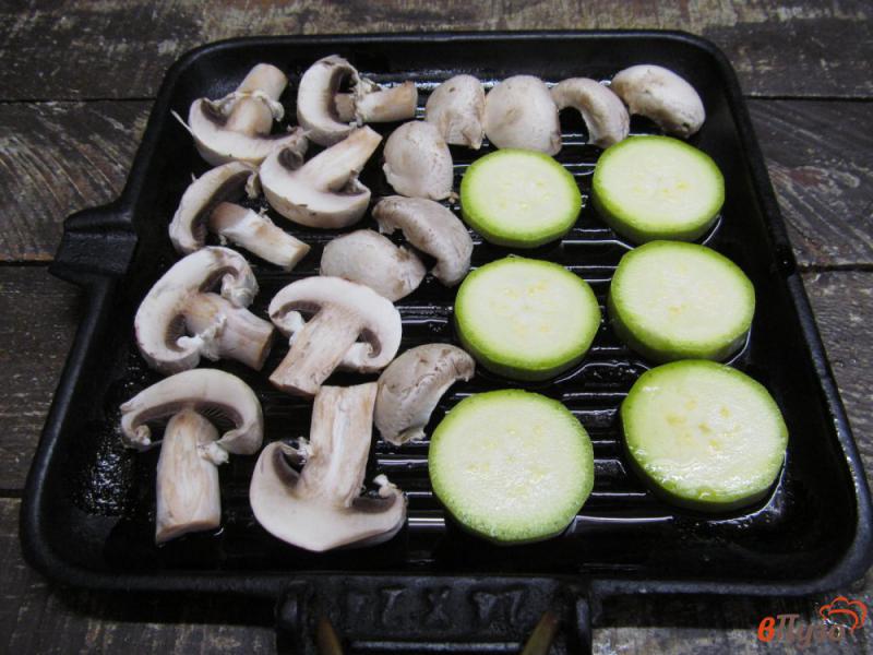 Фото приготовление рецепта: Салат из грибов с помидором и кабачком шаг №1