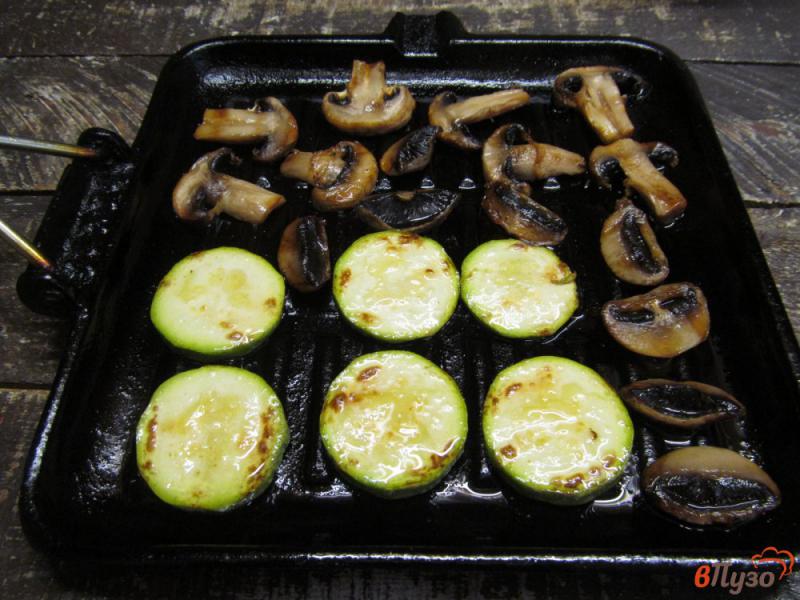 Фото приготовление рецепта: Салат из грибов с помидором и кабачком шаг №2