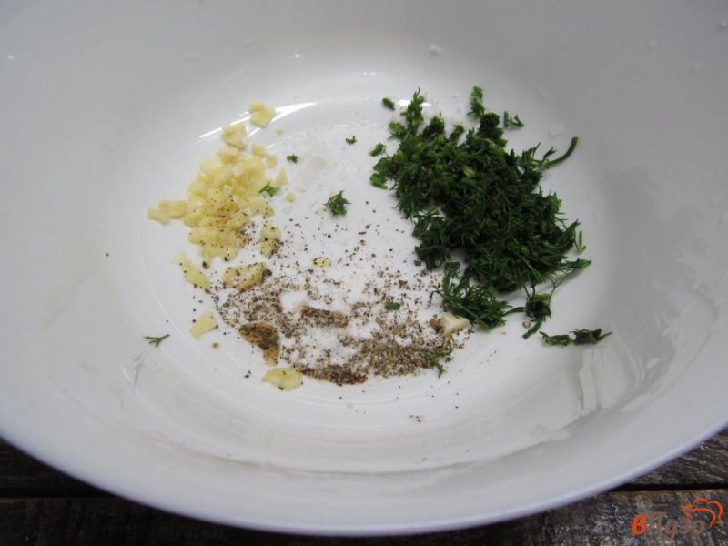 Фото приготовление рецепта: Салат из грибов с помидором и кабачком шаг №3