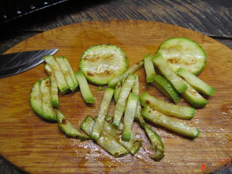 Фото приготовление рецепта: Салат из грибов с помидором и кабачком шаг №4