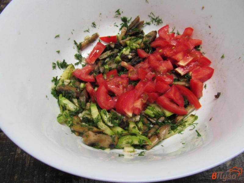 Фото приготовление рецепта: Салат из грибов с помидором и кабачком шаг №6