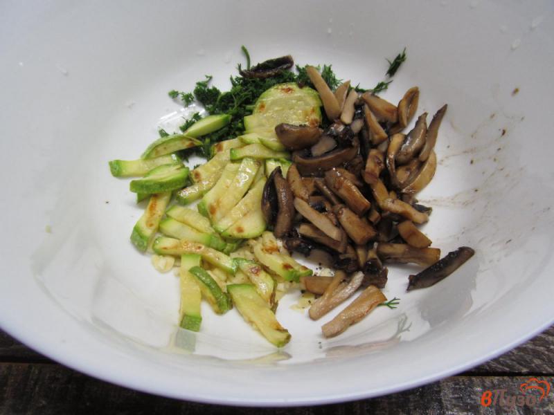 Фото приготовление рецепта: Салат из грибов с помидором и кабачком шаг №5
