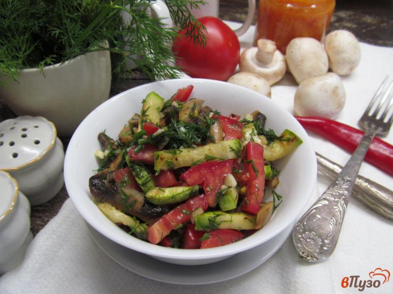 Фото приготовление рецепта: Салат из грибов с помидором и кабачком шаг №7