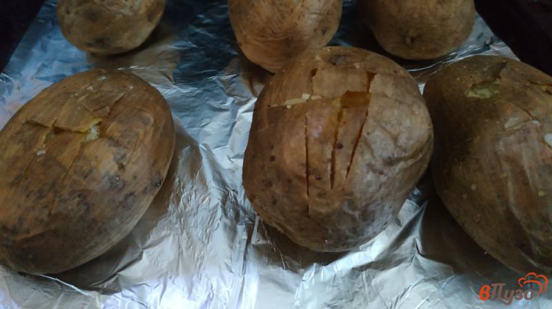 Фото приготовление рецепта: Картофель запеченный с сыром шаг №5