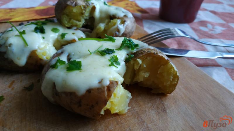 Фото приготовление рецепта: Картофель запеченный с сыром шаг №9
