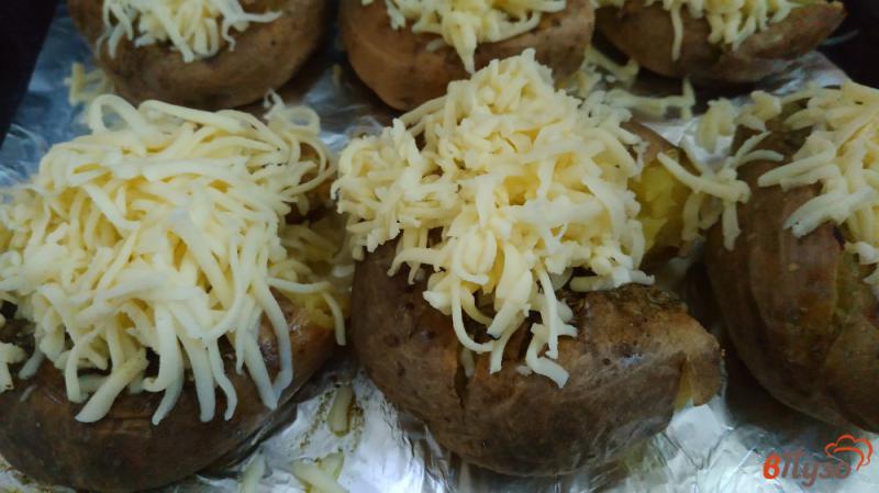 Фото приготовление рецепта: Картофель запеченный с сыром шаг №8