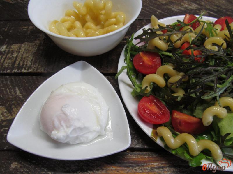 Фото приготовление рецепта: Зеленый салат с макаронами и яйцом пашот шаг №5