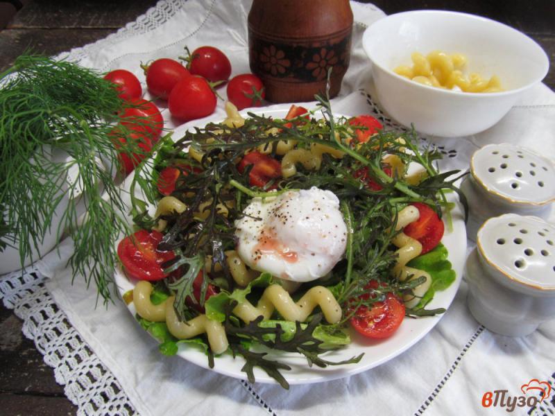 Фото приготовление рецепта: Зеленый салат с макаронами и яйцом пашот шаг №7