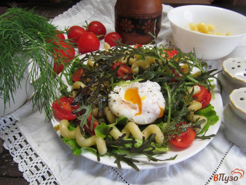 Фото приготовление рецепта: Зеленый салат с макаронами и яйцом пашот шаг №6
