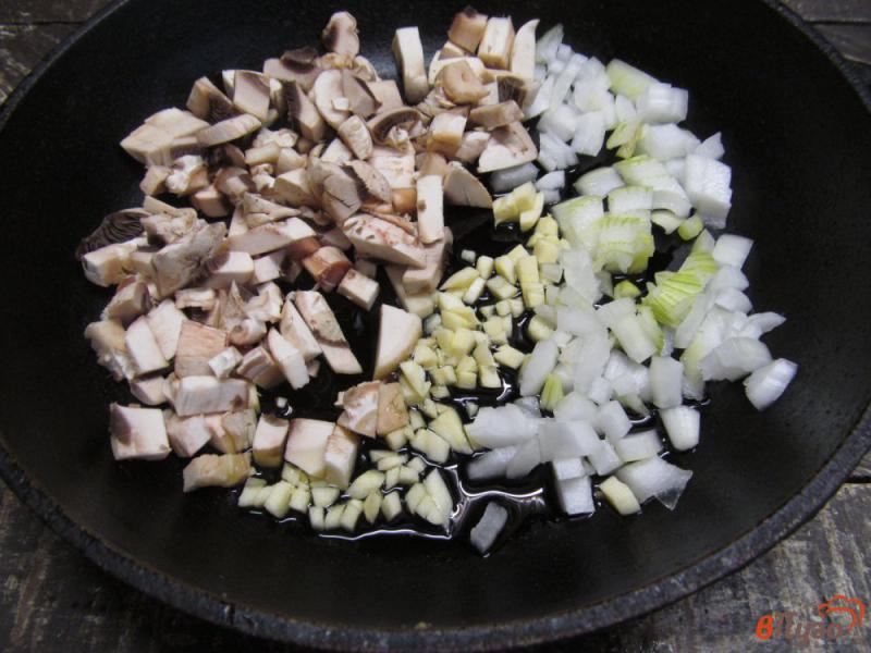 Фото приготовление рецепта: Говяжьи котлеты с грибами и квашеной капустой шаг №1
