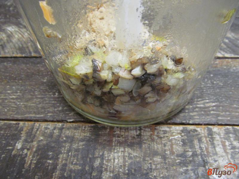 Фото приготовление рецепта: Говяжьи котлеты с грибами и квашеной капустой шаг №4