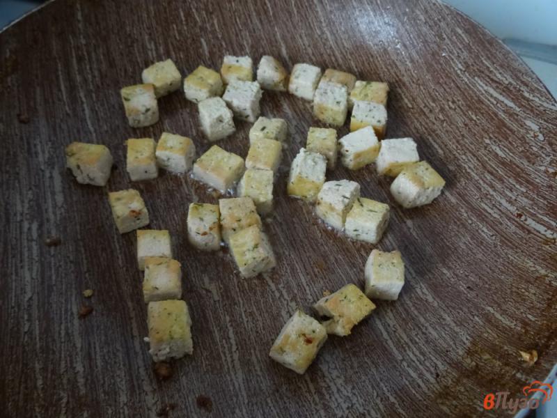 Фото приготовление рецепта: Салат с жареным тофу и перепелиными яйцами шаг №2