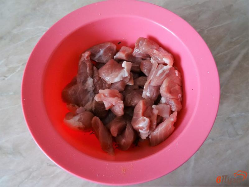Фото приготовление рецепта: Мясо с зеленью тушеное в сметане шаг №2