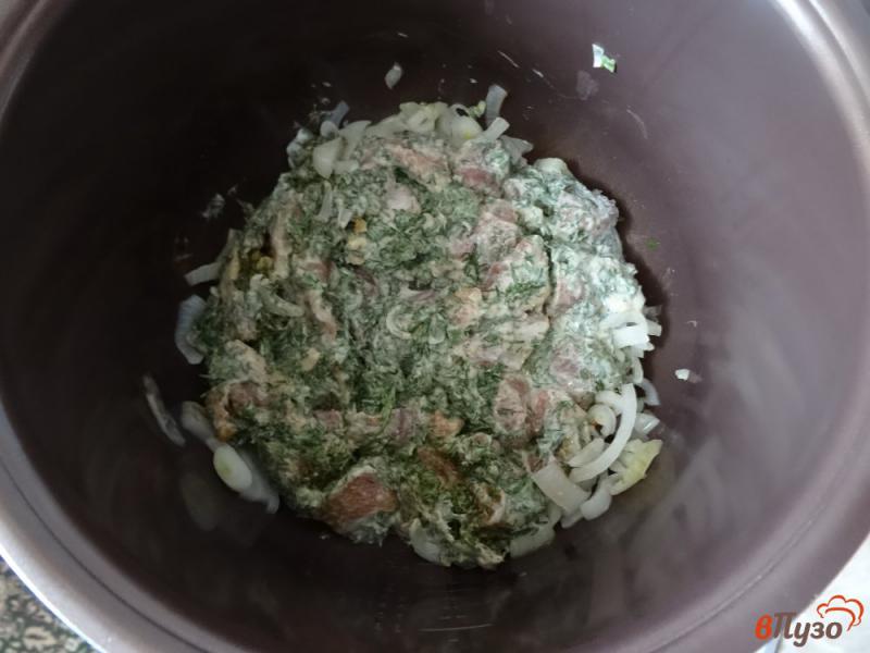 Фото приготовление рецепта: Мясо с зеленью тушеное в сметане шаг №8