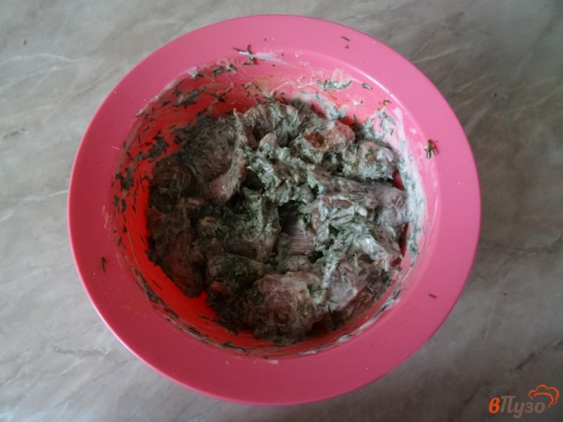 Фото приготовление рецепта: Мясо с зеленью тушеное в сметане шаг №7