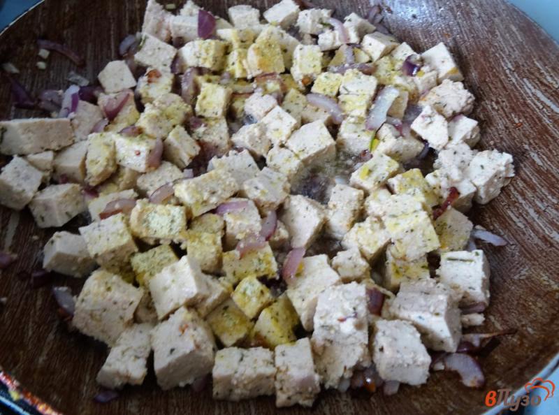 Фото приготовление рецепта: Омлет с тофу и жареным луком шаг №4