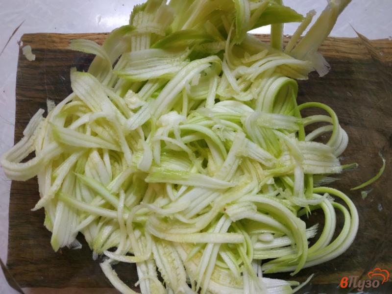 Фото приготовление рецепта: Салат из сырых кабачков и авокадо шаг №1