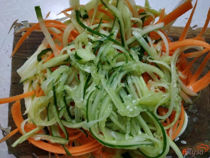 Фото приготовление рецепта: Салат из сырых кабачков и авокадо шаг №3
