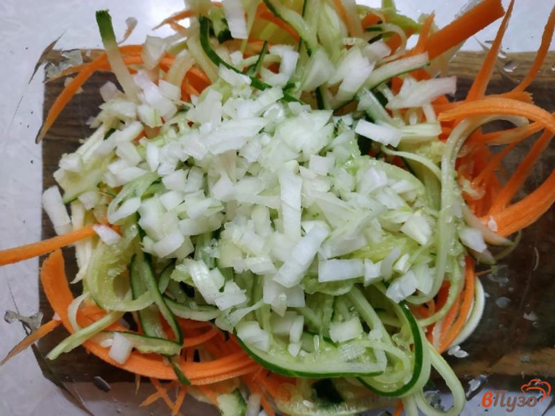 Фото приготовление рецепта: Салат из сырых кабачков и авокадо шаг №4