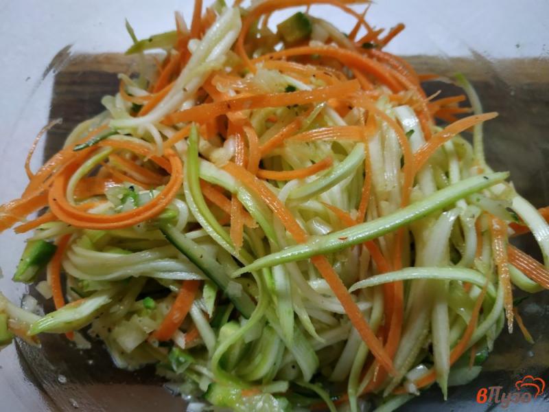 Фото приготовление рецепта: Салат из сырых кабачков и авокадо шаг №7