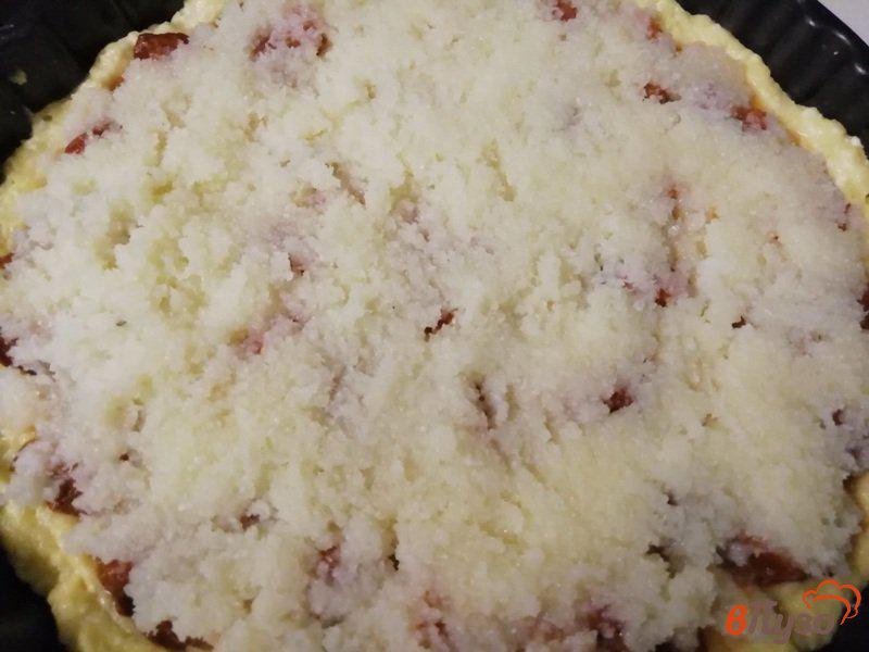 Фото приготовление рецепта: Творожный пирог с абрикосами и кокосовой карамелью шаг №3