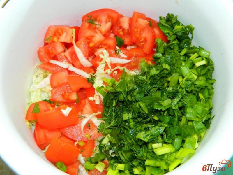 Фото приготовление рецепта: Салат с редисом и помидорами шаг №4