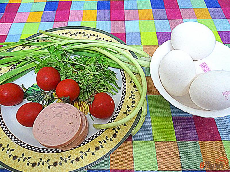 Фото приготовление рецепта: Яичница с колбасой помидорами и зеленью шаг №1