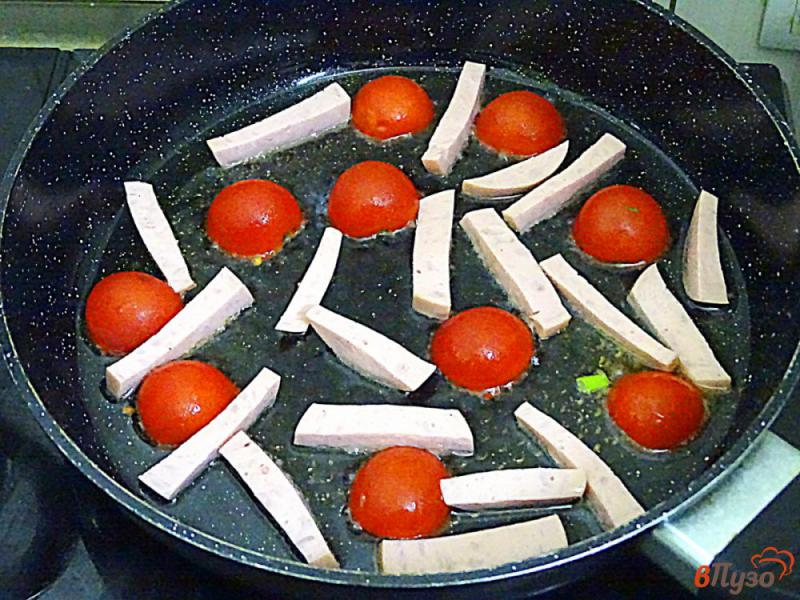 Фото приготовление рецепта: Яичница с колбасой помидорами и зеленью шаг №3