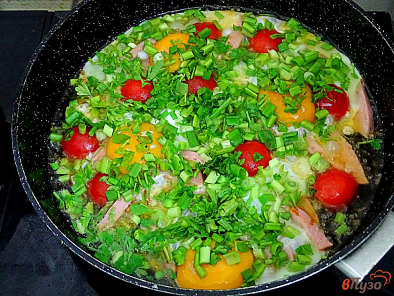 Фото приготовление рецепта: Яичница с колбасой помидорами и зеленью шаг №5