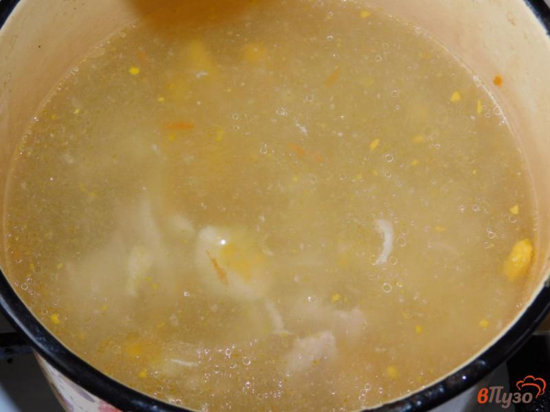 Фото приготовление рецепта: Куриный суп с перловкой и щавелем шаг №2
