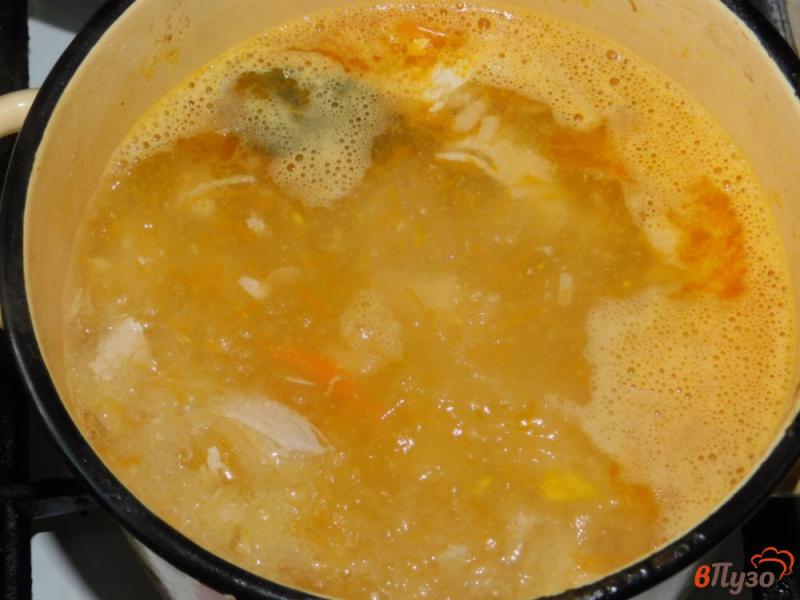 Фото приготовление рецепта: Куриный суп с перловкой и щавелем шаг №5
