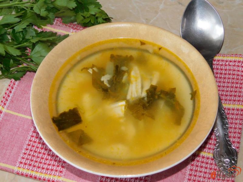 Фото приготовление рецепта: Куриный суп с перловкой и щавелем шаг №7