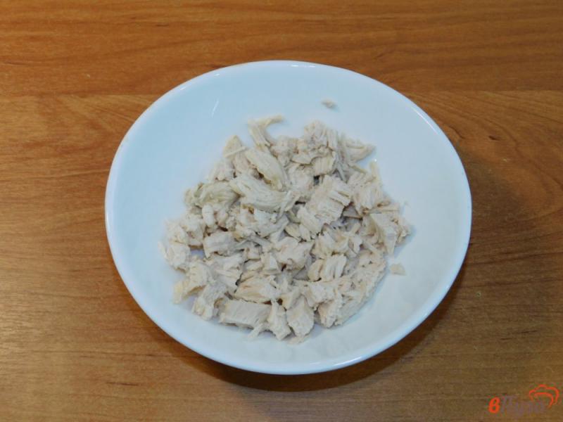 Фото приготовление рецепта: Куриный салат с кукурузой и огурцами шаг №1