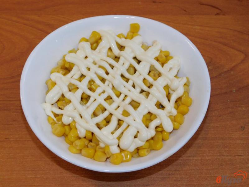 Фото приготовление рецепта: Куриный салат с кукурузой и огурцами шаг №2