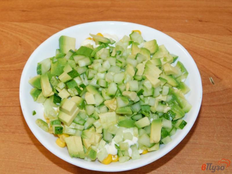 Фото приготовление рецепта: Куриный салат с кукурузой и огурцами шаг №3