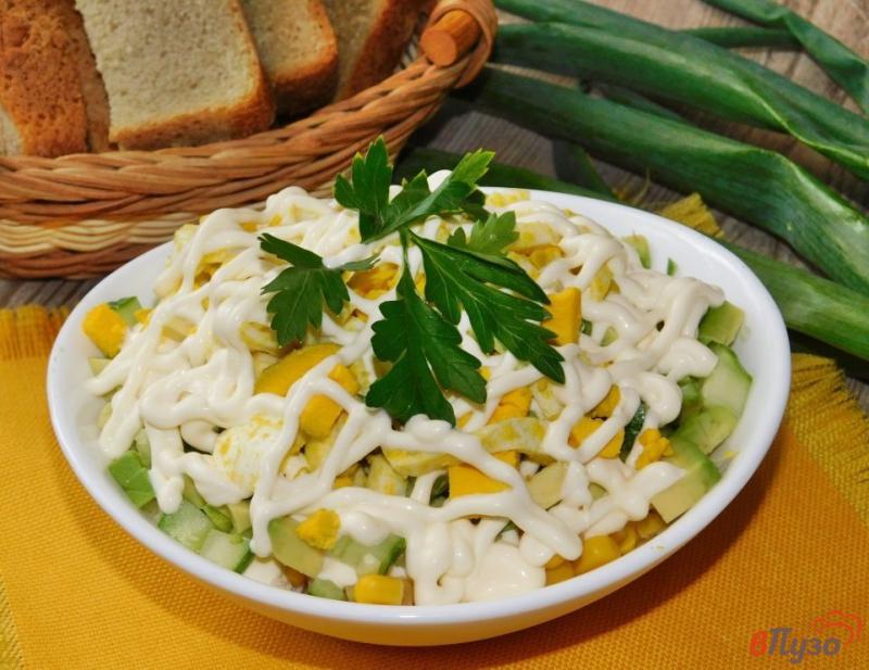 Фото приготовление рецепта: Куриный салат с кукурузой и огурцами шаг №5